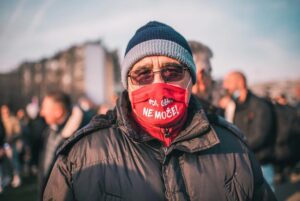 Фотографија од граѓанин на протестите, со маска на лицето