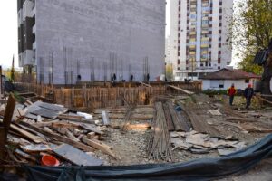 Расфрлан градежен материјал во парцелата на зградата во изградба на ул. Никола Парапунов.