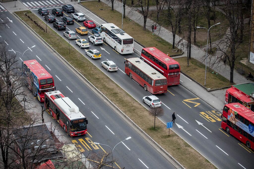 Фотографија од бул. Партизански одреди, со автомобилски и автобуски сообраќај на него.