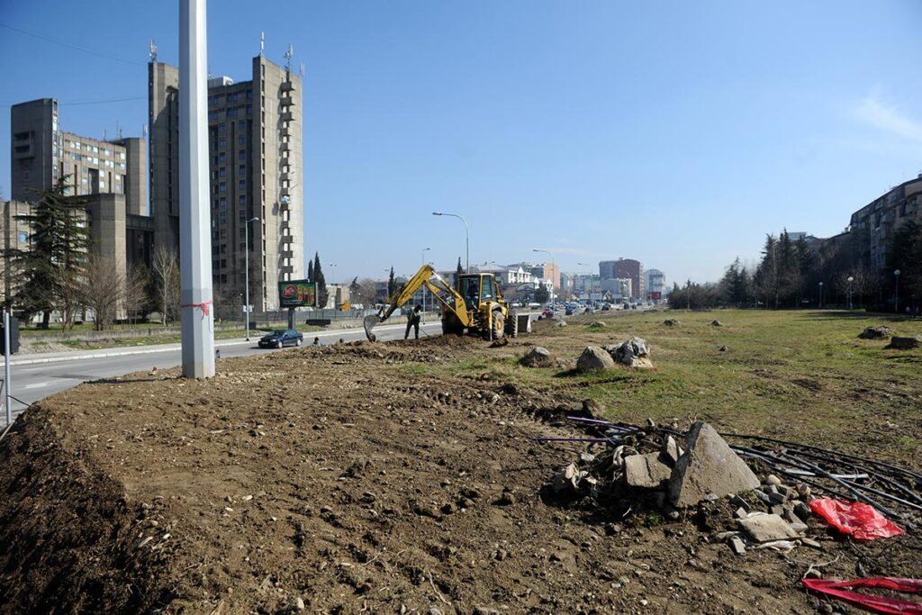 Фотографија од багер кој копа на зелена површина во близина на студентскиот дом Гоце Делчев.