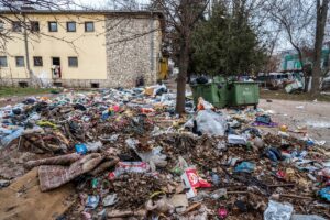 Купишта комунален отпад и ѓубре расфрлано во урбана средина.