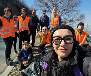 Ирена Ристиќ фотографирана со активисти на „Не биди ѓубре“